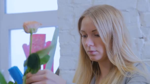 2 Schüsse. professionelle Floristin arbeitet im Atelier mit Blumen — Stockvideo
