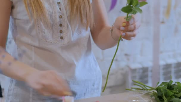 Floristería profesional trabajando con flores en el estudio — Vídeos de Stock