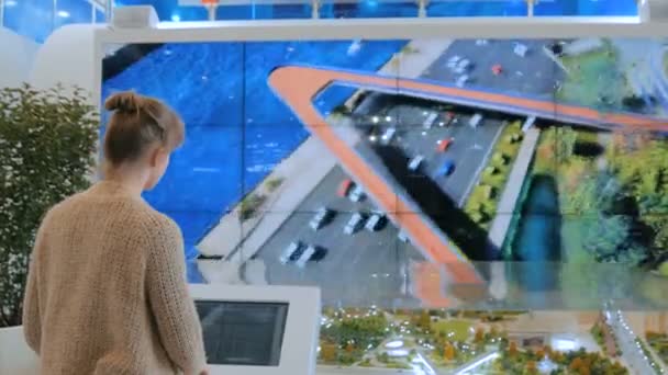 Mujer usando pantalla táctil interactiva en exposición urbana — Vídeo de stock