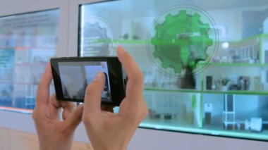 Smartphone ile etkileşimli stand fotoğraf çekici kadın eller