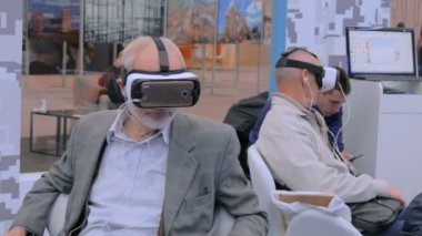 Yaşlılar sanal gerçeklik kulaklığı kullanıyor.