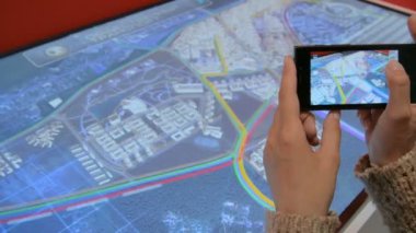 Smartphone ile etkileşimli stand fotoğraf çekici kadın eller