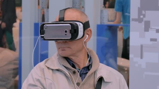 Старший человек с помощью гарнитуры виртуальной реальности — стоковое видео