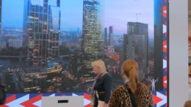 Geniş ekran artırılmış gerçeklik deneyimi