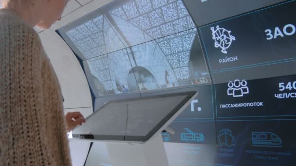 Frau nutzt interaktives Touchscreen-Display bei städtischer Ausstellung — Stockvideo