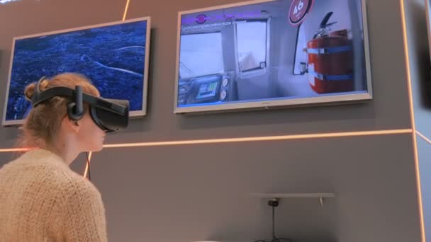 Молодая женщина в очках виртуальной реальности — стоковое видео