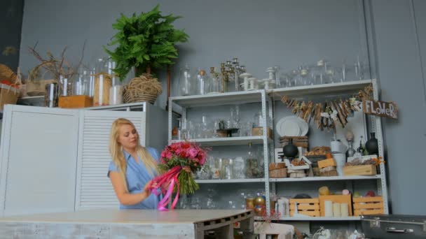 Florista profissional segurando e verificando buquê no estúdio — Vídeo de Stock