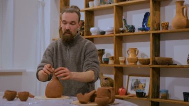 Seramik sürahi yapan profesyonel erkek çömlekçi.