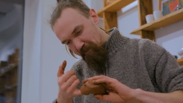 セラミックタバコパイプを作るプロの陶芸家 — ストック動画