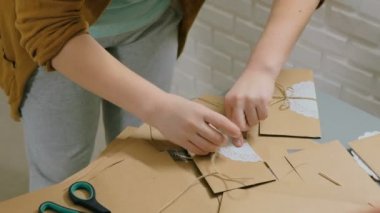 Profesyonel kadın dekoratör çalışma ile kraft kağıt ve zarf kaydırma