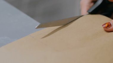 3 çekim. Kraft kağıt ile çalışan profesyonel kadın dekoratör, tasarımcı