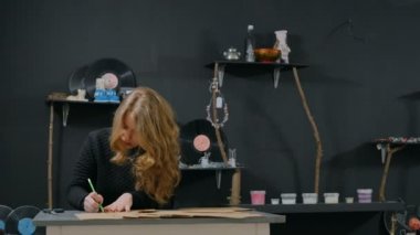5 çekim. Kraft kağıt ile çalışan profesyonel kadın dekoratör, tasarımcı
