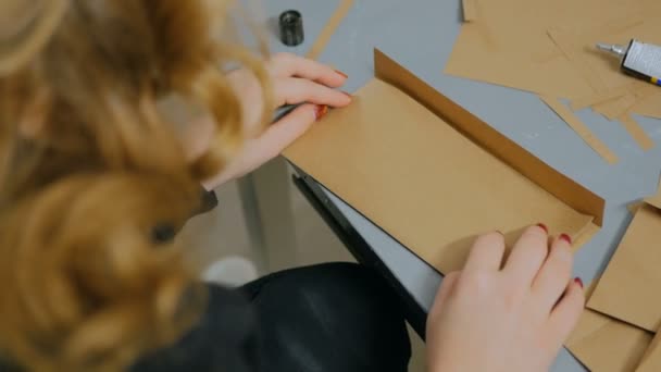 3 Schüsse. professionelle Dekorateurin, Designerin, die mit Kraftpapier arbeitet — Stockvideo
