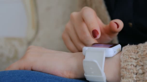 Frau benutzt Smart Watch zu Hause — Stockvideo