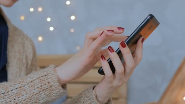 Femme utilisant un smartphone noir vertical à la maison