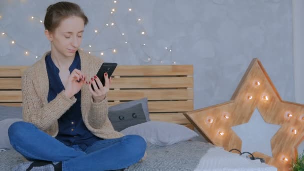 Frau benutzt vertikales schwarzes Smartphone zu Hause — Stockvideo