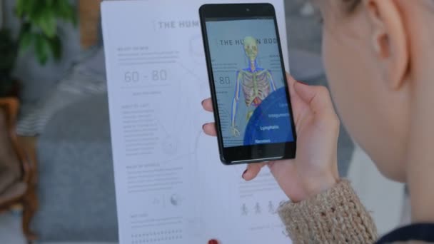 Donna che utilizza smartphone con app di realtà aumentata — Video Stock