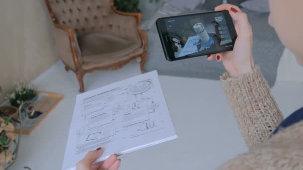 Donna che utilizza smartphone con app di realtà aumentata — Video Stock