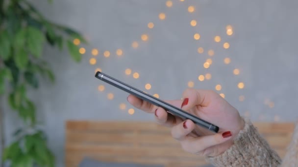 Femme utilisant un smartphone noir vertical à la maison