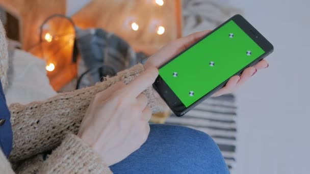 Donna che utilizza smartphone con schermo verde — Video Stock