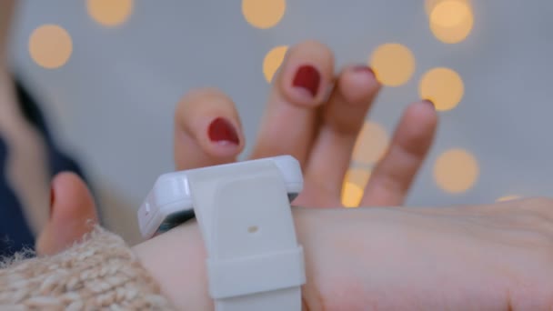 Žena pomocí chytré hodinky doma — Stock video