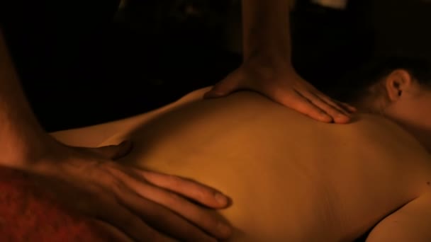 Profissional massagista masculino fazendo massagem para cliente feminino no salão de spa — Vídeo de Stock