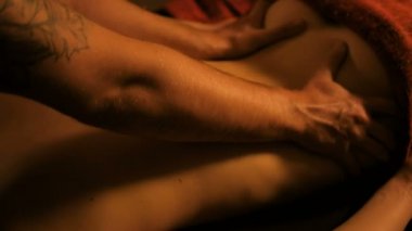 Genç bir kadın masaj salonundan zevk alıyor.