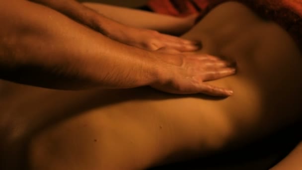 Junge Frau genießt Massage im Wellnesssalon — Stockvideo