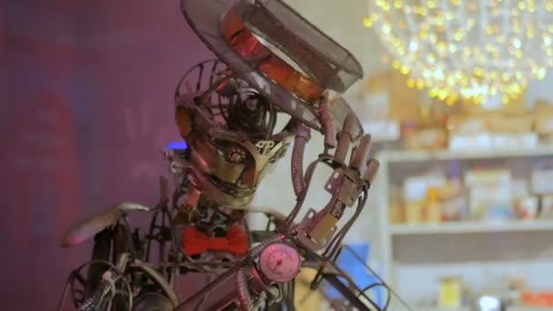 Vintage steampunk robot met cilinder begroeting bezoekers van de tentoonstelling — Stockvideo