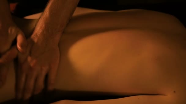 Masseur handen doen massage in spa centrum — Stockvideo