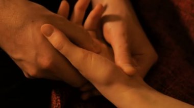 Masör bayan müşteriye el masajı yapıyor.