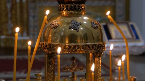 Queimar velas na igreja ortodoxa russa — Vídeo de Stock