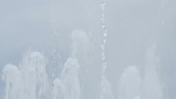 Corrientes de agua de la fuente — Vídeos de Stock