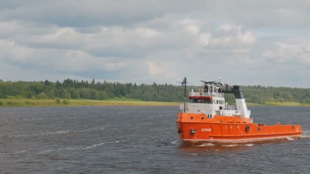 Tug boat with barge — Stock Video