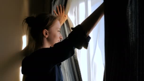 Женщина открывает окно занавески — стоковое видео