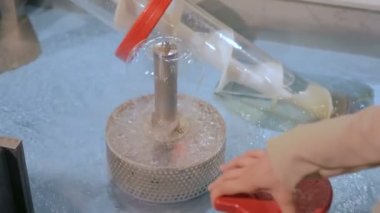 Kadın açık musluk küçük çeşme