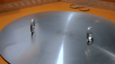 Metal yüzeyde hareket halkaları dönüyor