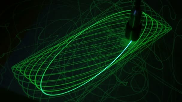 Grote slinger tekent ellipsen met licht op fosforoppervlak — Stockvideo