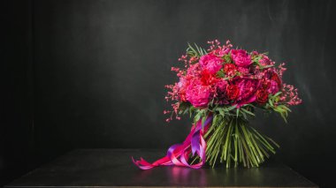 Güzel düğün buket siyah arka plan üzerine