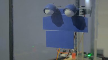 Üzgün basit el yapımı robot teknoloji sergisi