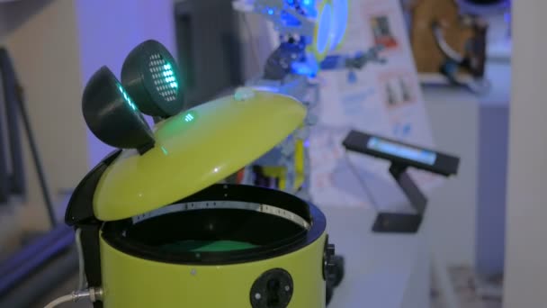 Robô amarelo engraçado do balde na exposição da tecnologia — Vídeo de Stock