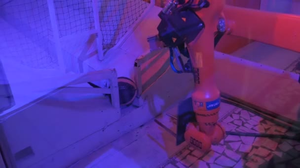 Robot kosárlabdázik a jövőbeni kiállításon — Stock videók
