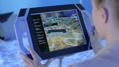 Modern teknoloji sergisinde etkileşimli dokunmatik ekran kullanan kadın