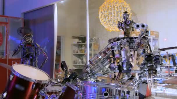Винтажный робот играет на барабанах — стоковое видео