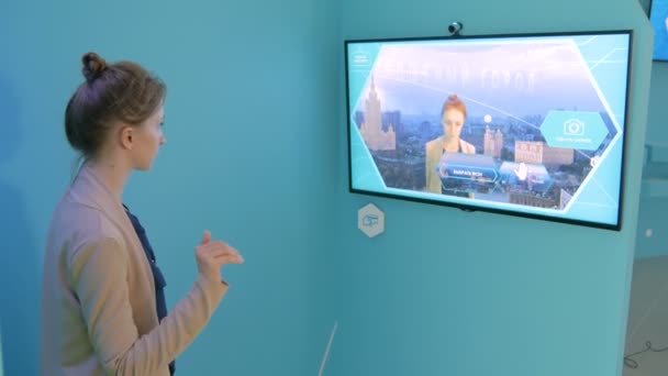 Kvinnan tar selfie foto framför interaktiv display — Stockvideo