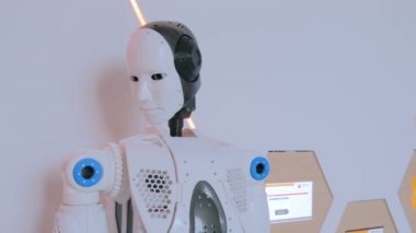 Baş Teknoloji fuarında hareketli beyaz insansı robot