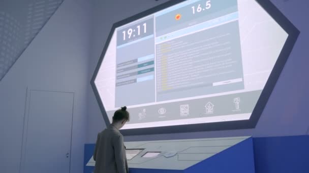 Mujer usando pantalla táctil interactiva en exposición de tecnología moderna — Vídeos de Stock