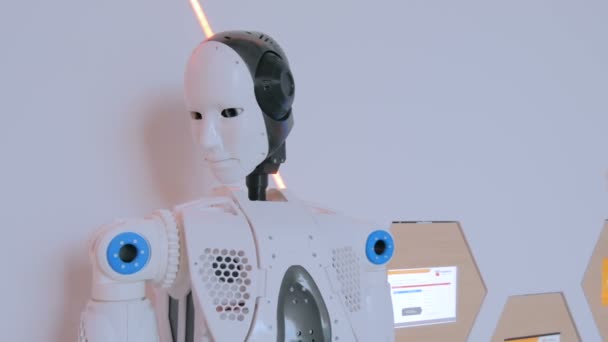 Witte humanoïde robot hoofd bewegen op technologie tentoonstelling — Stockvideo