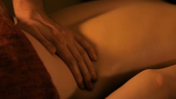 Körpermassage und Wellnessbehandlung im modernen Salon — Stockvideo