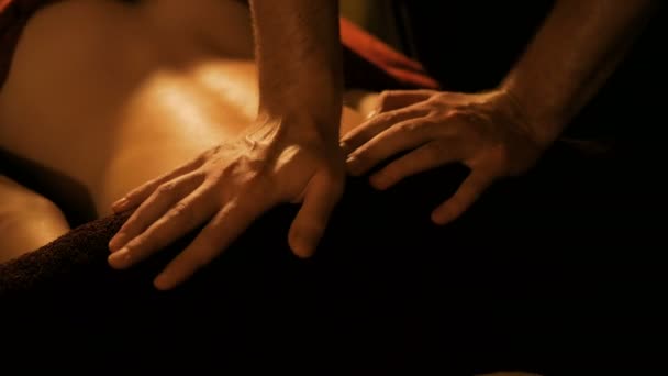 Massaggio corpo e trattamento spa nel salone moderno — Video Stock